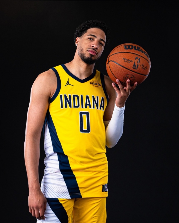 哈利伯顿晒新赛季定妆照：生涯第6赛季，球员兼教练